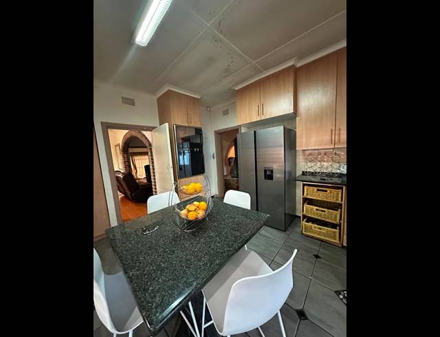 6 BEDROOM HOUSE FOR SALE IN STRUBENVALE